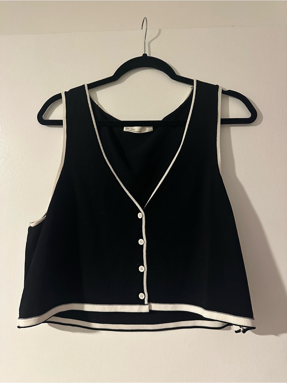 Oak + Fort Black Sleeveless Button-Front Knit Top with Contrast Trim